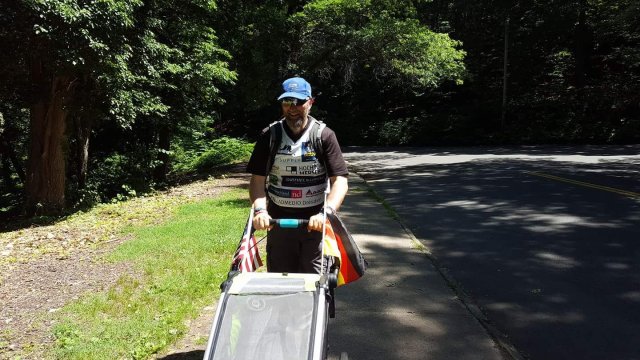 Nun geht es wieder mit seinem Gepäckwagen auf die Piste Richtung Philadelphia.