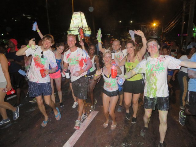 Beim J Ouvert wird mit Farbe gespritzt und viel getanzt