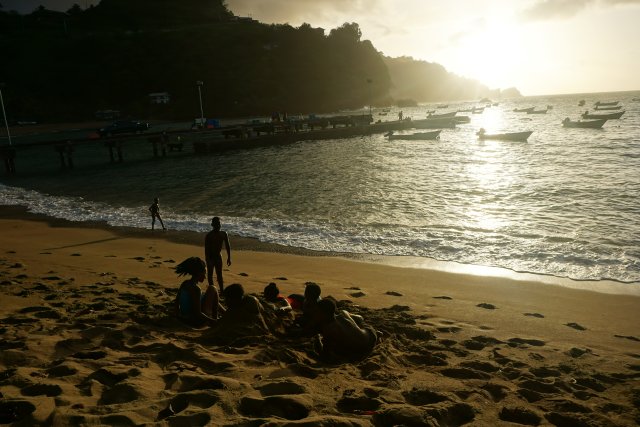 Mit den Dorfkindern am Strand von Parlatuvier