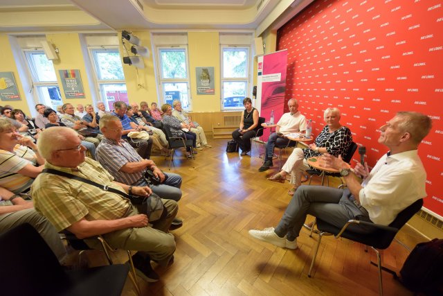 nd-Redaktur Uwe Sattler (2.v.l.) im Gespräch mit den LINKEN-Europaabgeordneten Cornelia Ernst, Martina Michels und Helmut Scholz über den Ausgang der Europawahl.