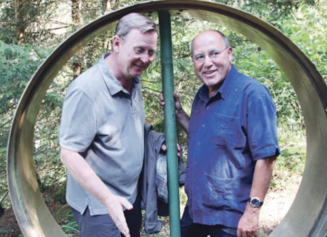 Unterwegs in Richtung Höllental - Bodo Ramelow und Gregor Gysi auf Wanderschaft im Thüringer Wald.