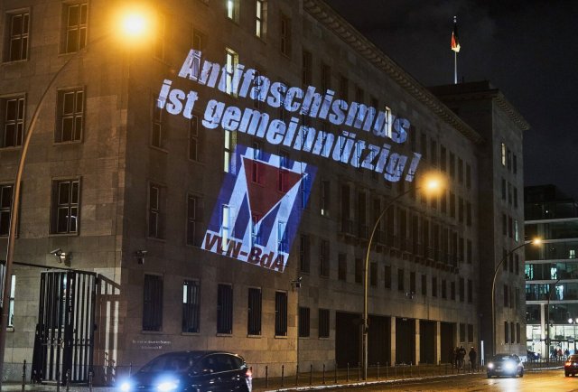 Das ist doch mal eine schöne Lichtinstallation – am Bundesfinanzministerium von Berlin