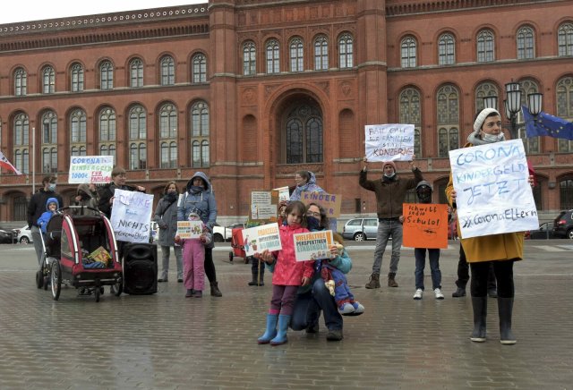 Viele Eltern fühlen sich vom Senat im Regen stehen gelassen. Das...