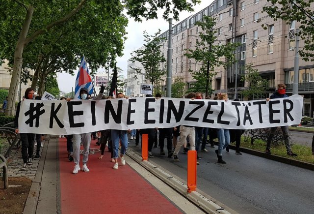 Nach Prozessauftakt am Dienstag luden antifaschistische Gruppen zu einer Kundgebung mit Protestzug, um auf die rechtsextremen Netzwerke um den NSU und den Mord an Lübcke aufmerksam zu machen.