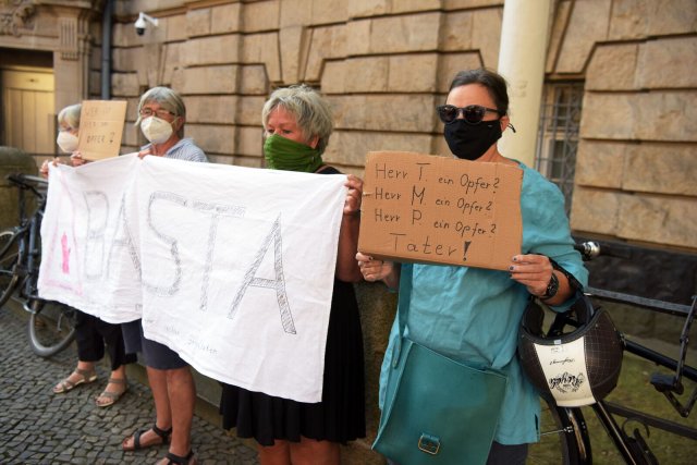 Vor dem Gericht hatten sich rund 30 Unterstützer*innen eingefunden, unter ihnen auch Betroffene der rechten Terrorserie.