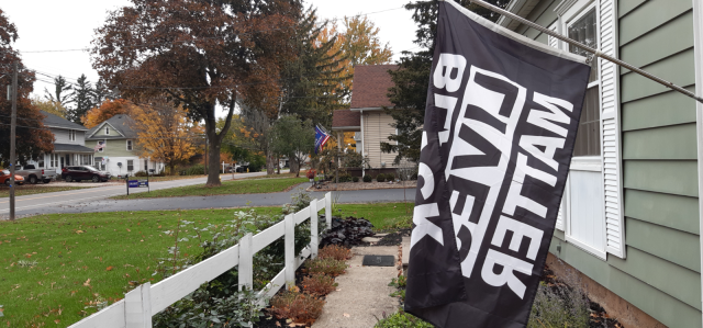 Der Wahlkreis New York 24 ist ein Wechselwählerkreis - an einem Haus hängt die Black-Lives-Matter-Fahne (rechts), am Nachbarhaus ist die Trump-Flagge gehisst (im Hintergrund).