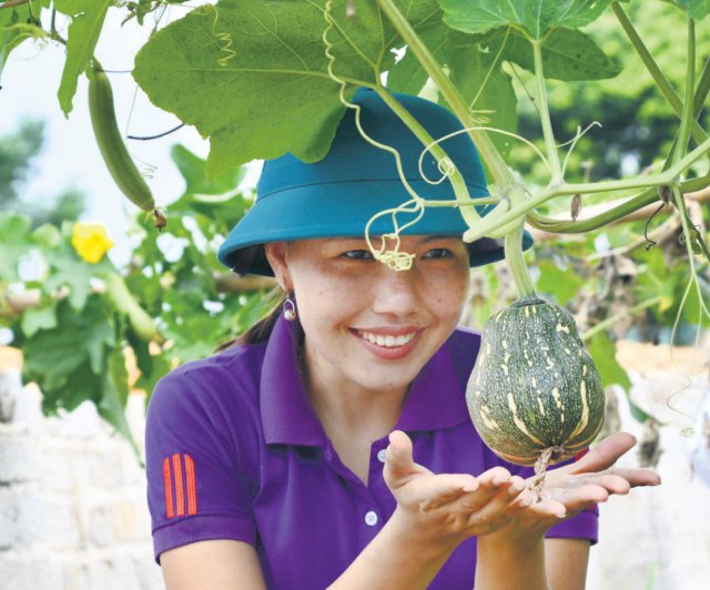 Eine Kleinbäuerin in Vietnam freut sich auf die bevorstehende Er...