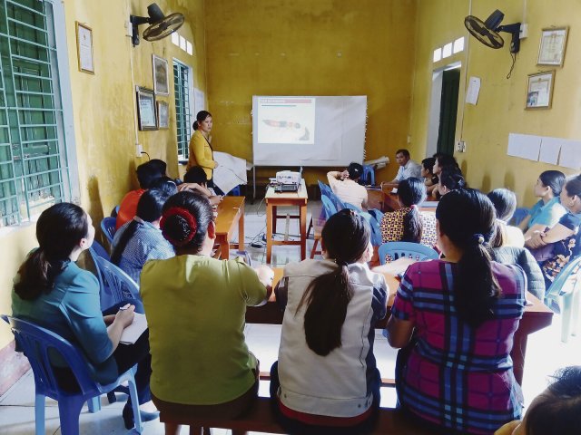 Training für Landwirte in Teeanbautechniken in Vietnam.