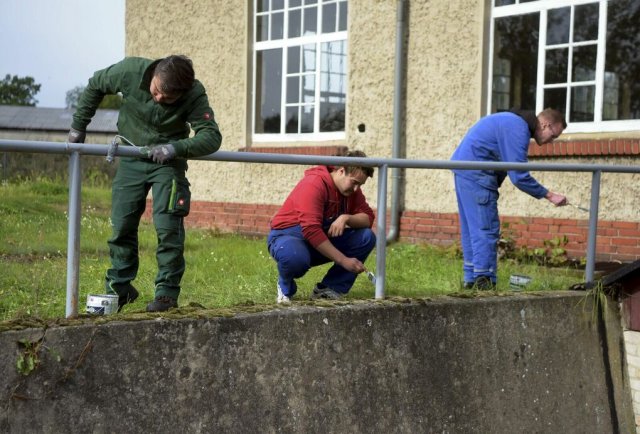 Eine der vielen Geschichten, über die unsere Berlin-Redakteure in 2020 berichtet haben: Lehrlinge sanieren die coronaleere Gedenkstätte Sachsenhausen