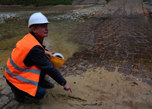 Ingolf Arnold zeichnet an der Ruhlmühle die Lage der Spree ein und zeigt, wo eisenbelastetes Wasser einströmt.