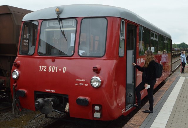 Linke-Landeschefin Anja Mayer, die in Nordwestbrandenburg für den Bundestag kandidiert, am Bahnhof Meyenburg