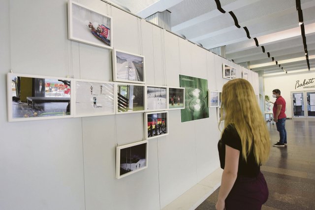 »Hinter den Spielen«: Fotos von Sebastian Wells - ausgestellt am Berliner Franz-Mehring-Platz 1