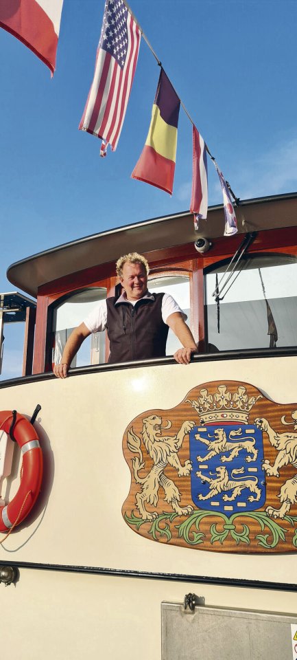 Kapitan Walter van Beckum auf der Brücke.