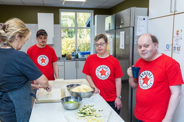 Hilfreiche Jobs in der Cafeteria: Pädagogin Madeleine Bonnevier mit Mario, Ola und Marcus.