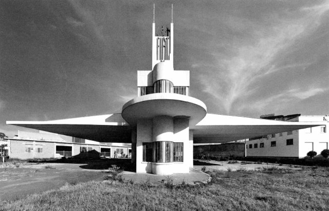 Tankstelle Fiat-Tagliero in Asmara, Eritrea, erbaut 1938 vom italienischen Architekten Guiseppe Pettazzi; Aufnahme von 2019