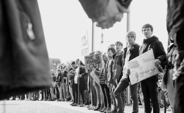 Bewegungen für Klimagerechtigkeit wie Fridays for Future bestätigen eine verengte Fixierung auf Politiker, indem sie Forderungskataloge an »die Politik« oder »den Staat« richten, meint Ulrich Brand.