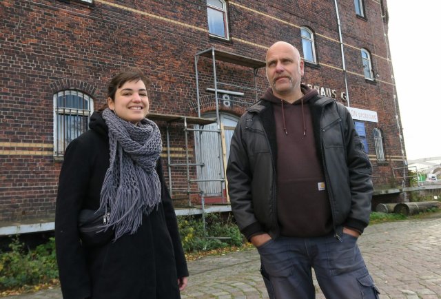 Lisa Heilriegel und Markus Fiedler von der Initiative Dessauer Ufer setzen sich für einen Gedenkort im Lagerhaus G ein.