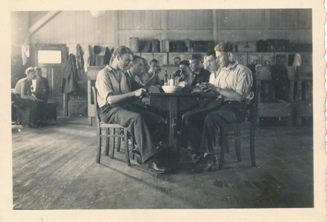 Niederländische Zwangsarbeiter im Leipziger Lager Entenweiher. Das Gebäude war vor dem Krieg Vereinshaus eines Kleingartenvereins und wird seither wieder so genutzt.