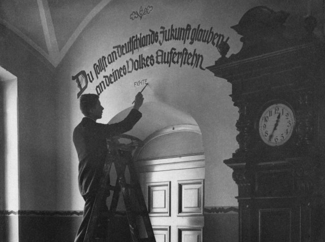 Langfristige Folgeschäden der Germanomanie: 1926 wird in einer Schule ein Zitat von Johann Gottlieb Fichte an die Wand gemalt.