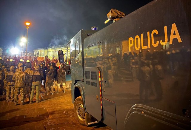 Aus dem Gefangenenlager für Asylsuchende in Wędrzyn sind bis jetzt wenige Bilder öffentlich geworden. Dieses Bild zeigt einen Polizeieinsatz, nachdem Geflüchtete Widerstand geleistet hatten.