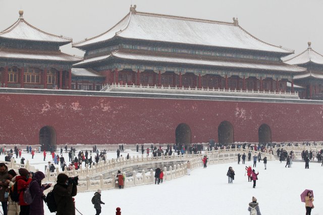 Frostige Stimmung: Touristen am verschneiten Palastmuseum Pekings