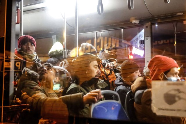 Menschen aus unterschiedlichsten Ländern machen sich aus der Ukraine auf den Weg ins sichere Ausland.