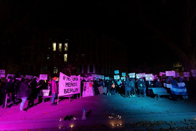 Proteste wie hier in Berlin am 25.11.20, dem Internationalen Tag gegen Gewalt an Frauen, zeigen die transnationale Vernetzung feministischer Kämpfe.