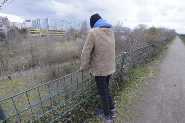 Auszeit in Hohenschönhausen: Der 15-jährige Luke vor der »Skyline« der Großwohnsiedlung am Ostberliner Stadtrand