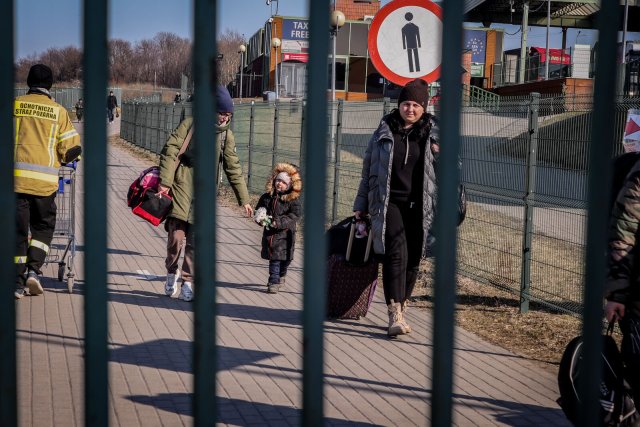 Sie wollen raus, weg vom Krieg: Geflüchtete kurz vor der polnischen Grenze in Medyka.