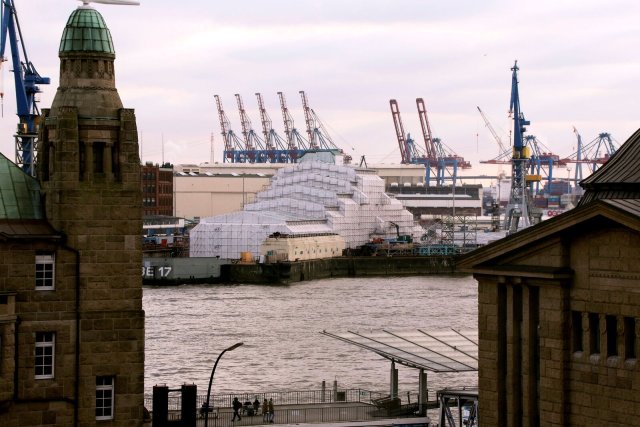 Nicht mehr für die Öffentlichkeit bestimmt: Die Megajacht »Dilbar« liegt verhüllt im Dock bei Blohm+Voss in Hamburg.