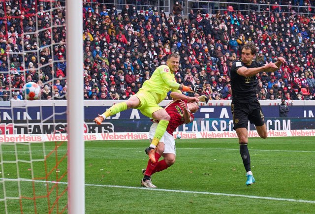 Leon Goretzka (r.) leitete zuletzt mit einem Kopfballtor in Freiburg den Bayern-Sieg ein. Den könnten die Münchner nach einem Protest infolge eines Wechselfehlers aber noch verlieren.