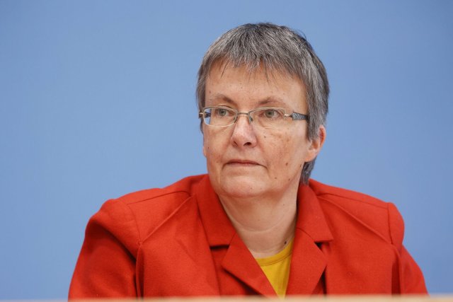 Kathrin Vogler ist seit 2009 Abgeordnete der Linken im Bundestag , war zeitweilig friedenspolitische Sprecherin. Seit Langem ist sie in der Friedensbewegung aktiv. Unter anderem gehört sie zu den Initiatoren eines Parlamentskreises Atomwaffenverbot, der sich für den Beitritt Deutschlands zum UN-Atomwaffenverbotsvertrag einsetzt. Der hier veröffentlichte Beitrag ist die gekürzte Fassung eines längeren Textes, der auf der Webseite der Rosa-Luxemburg-Stiftung erschien und unter dasND.de/Vogler nachzulesen ist.