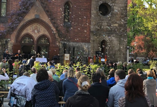 Ziemlich kitschig. Gedächtnisgottesdienst für die vier ermordeten Menschen mit Behinderung