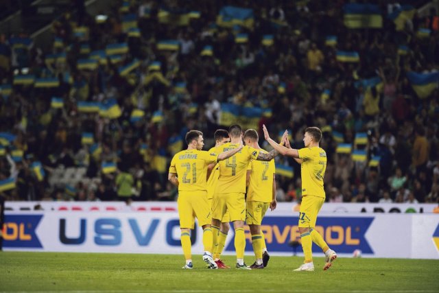 Die Nationalmannschaft der Ukraine warb zuletzt bei Testspielen wie hier in Mönchengladbach um Solidarität und Spenden.