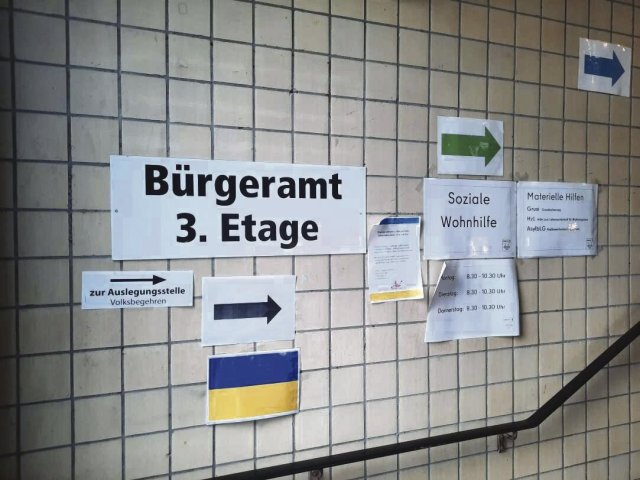 Ganz so übersichtlich ist es nicht im Bezirksamt Friedrichshain-Kreuzberg, aber man müht sich sichtlich um Ukrainer*innen.