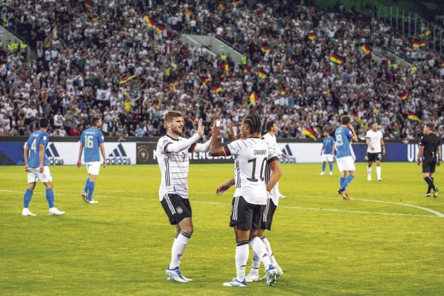 Timo Werner (l.) traf doppelt gegen eine komplett enttäuschende italienische Mannschaft.