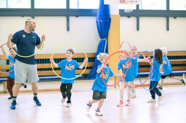 Alba Berlins Jugendtrainer Stefan Ludwig trainiert seit Jahren mit Kita- und Schulkindern direkt in ihrem Viertel.