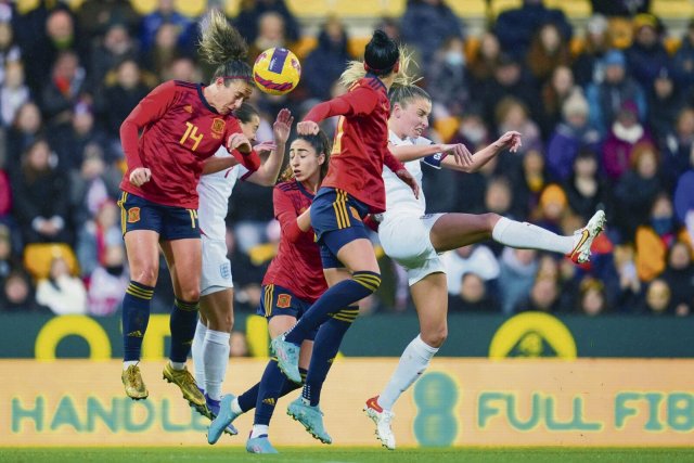 Die Spielerinnen der EM-Favoriten Spanien und England erhalten bereits gleiches Geld für gleiche harte Arbeit wie ihre männlichen Kollegen.