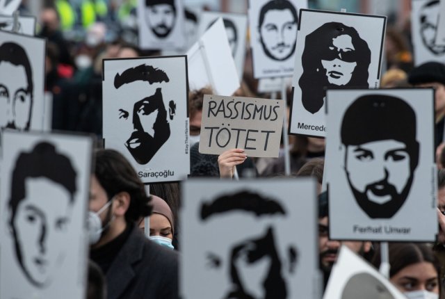 Gedenkveranstaltung auf dem Marktplatz von Hanau im Februar 2022 für die Opfer des rassistischen Anschlags Foto: picture alliance/dpa/Boris Roessler