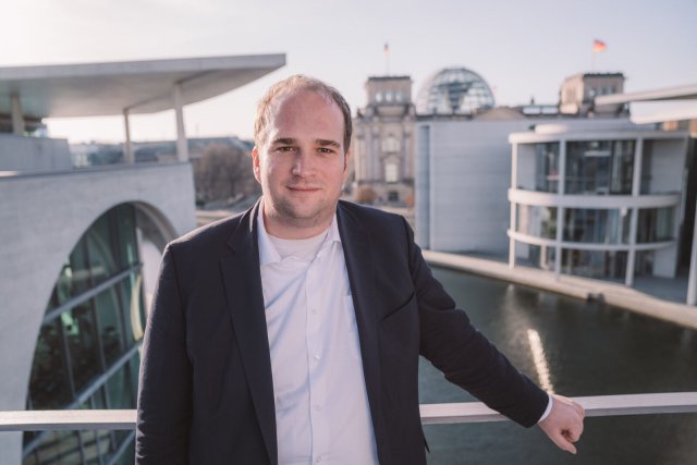 Der SPD-Politiker Sebastian Roloff vor dem Reichstagsgebäude Foto: Fionn Große