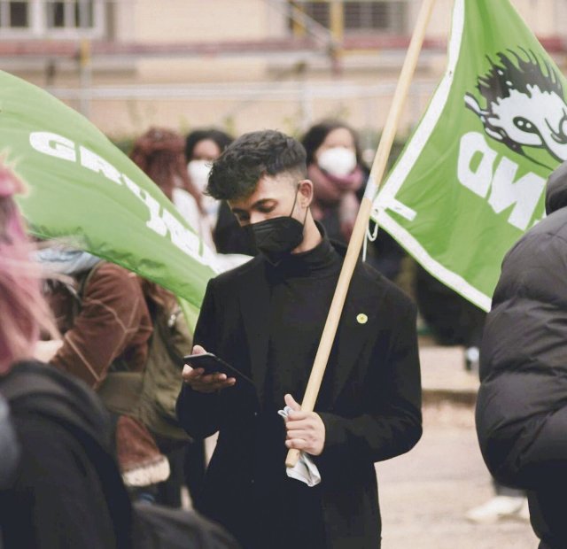 Auf der Straße und im Netz aktiv: der Antirassimus- und Klimaaktivist und Influencer Rafid Kabir