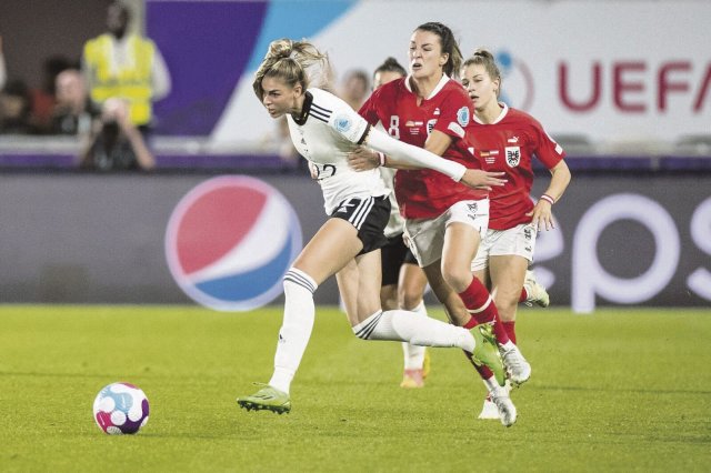 Jule Brand (l.) und die DFB-Frauen bestechen, wie hier im Viertelfinale gegen Österreich, auch mit ihrer Fitness.