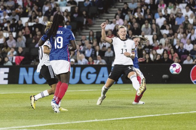 Entschlossen: Alexandra Popp (2.v.r.) erzielt das erste ihrer zwei Tore gegen Frankreich.