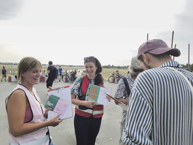 Schon überzeugt: Saskia Rosenmeyer (l.) und Jessamine Davis (M.) sammeln auf dem Tempelhofer Feld Unterschriften für Grundeinkommen und Klima.