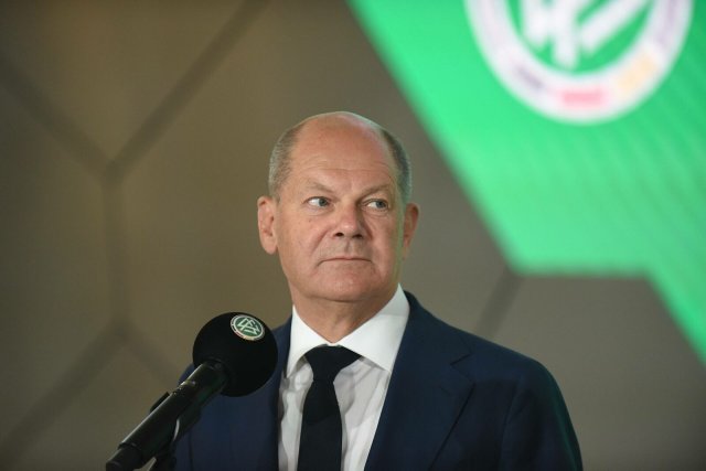 Bundeskanzler Olaf Scholz besucht den DFB-Campus und setzt sich für gleiche Bezahlung von Frauen und Männern bei den Nationalmannschaften ein.