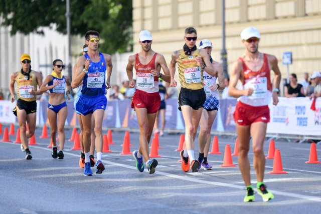 Christopher Linke (3. v. r.) und Jonathan Hilbert (l.) gingen über 35 Kilometer in München zu EM-Silber und Platz fünf.