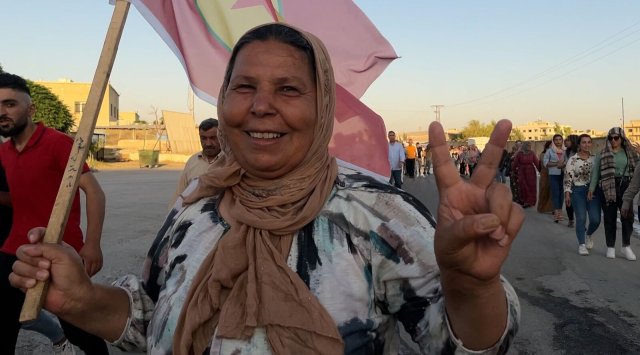 Eine Demonstrantin gegen die türkischen Angriffe in der nordkurdischen Stadt Kobanê.