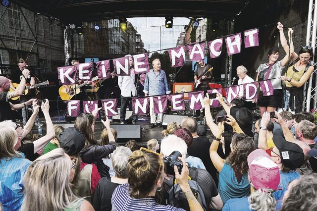 Die Band Ton Steine Scherben am Sonntag auf der Bühne am Rio-Reiser-Platz.