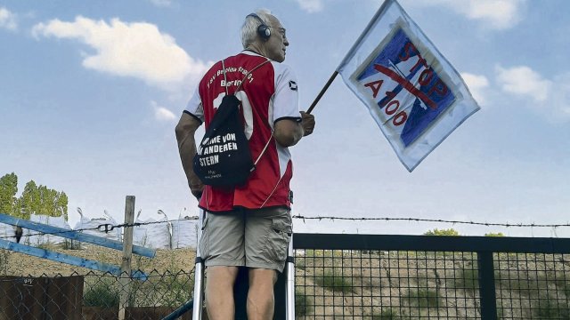 Blick auf die Baustelle: Günter Ehlers hofft, dass der Weiterbau der A100 verhindert werden kann.