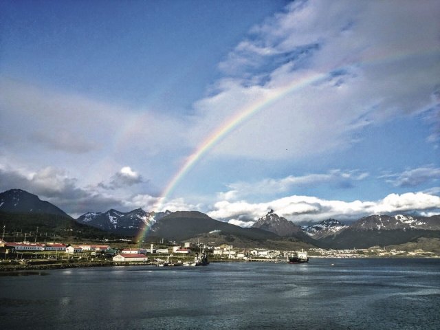 Schneebedeckte Berge umrahmen Feuerlands Hauptstadt Ushuaia an der Südspitze Südamerikas.